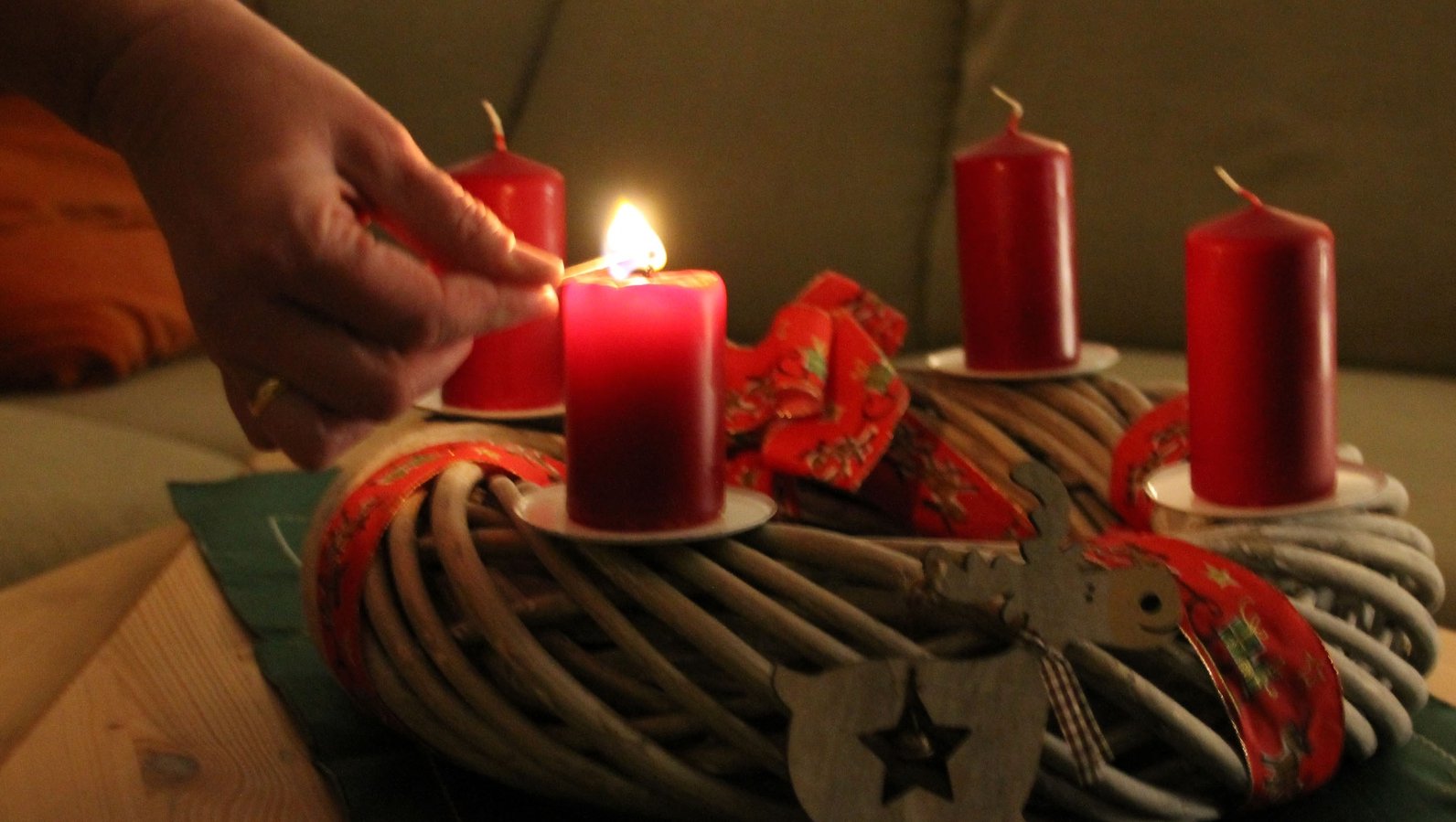 Adventskranz - die erste Kerze brennt_Erzbistum Köln (c) Axler
