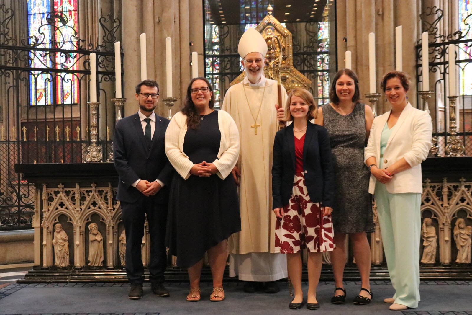 Beauftragung 2023_ Beauftragte mit WB Puff _von links Stefan Burtscher_Franziska Roelle_Ingalisa Bornefeld_Magdalena Overberg_Dorothy Gockel_Erzbistum Köln-Raspels_Frei mit Nennung Copyright-1600p (c) Foto: Erzbistum Köln/Raspels