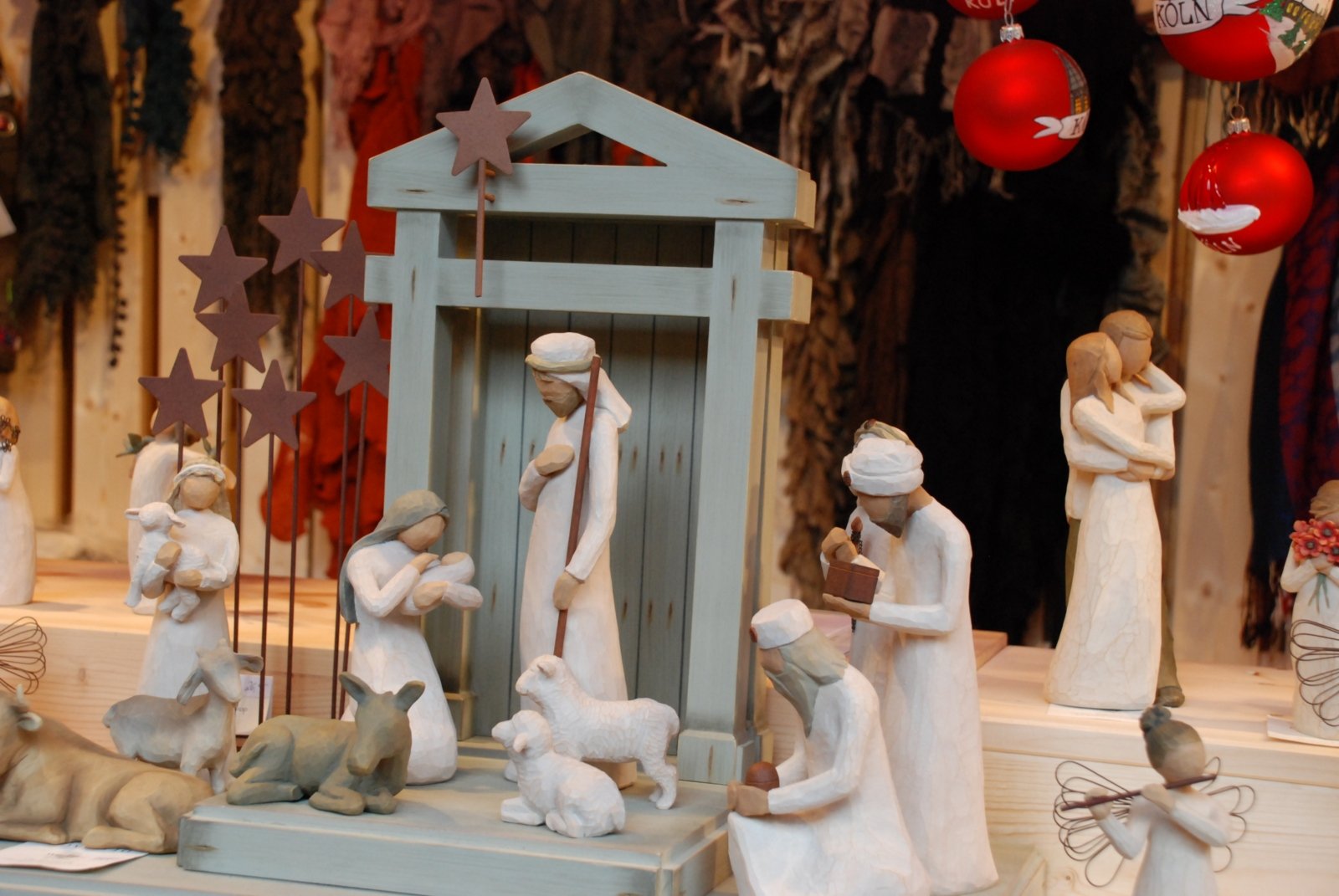 Krippenfiguren auf dem Weihnachtsmarkt_Erzbistum Köln (c)Nicola Dierkes_Frei mit Nennung Copyright