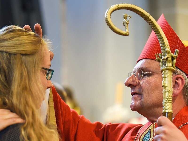 Das Sakrament der Firmung (c) Harald Oppitz / bilder.erzbistum-koeln.de