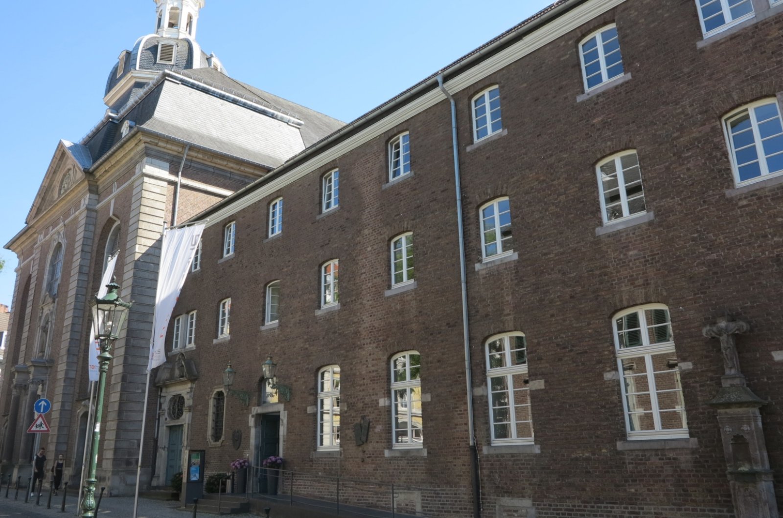 2018-06-27 (2) St. Maximilian - außen seitlich mit Maxhaus